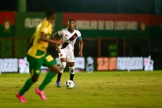 Jogadores disputam a posse da bola. (Foto: Daniel Ramalho/Vasco)