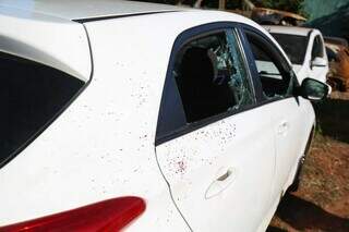 Carro com manchas de sangue e vidros quebrados foi apreendido pela polícia. (Foto: Alex Machado)