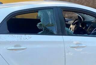 Carro foi encontrado com os vidros quebrados e marcas de sangue do lado do passageiro (Foto: Direto das Ruas) 