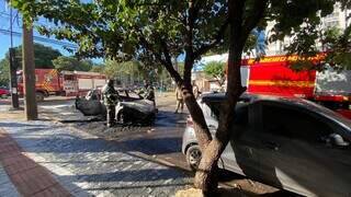 Dois carros atingidos no incêndio, nesta tarde. (Foto: Antonio Bispo)