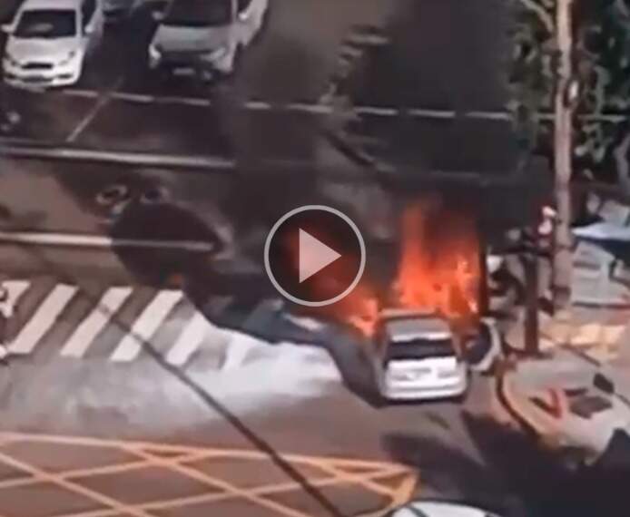 Vídeo mostra a altura que chegaram chamas em carro na Avenida Afonso Pena