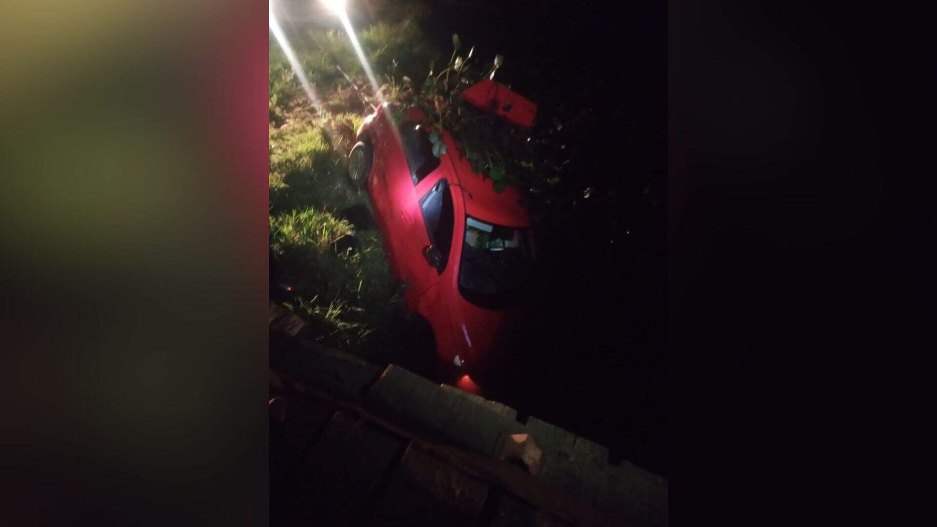 Casal morre após carro cair em ponte na Estrada do Taboco