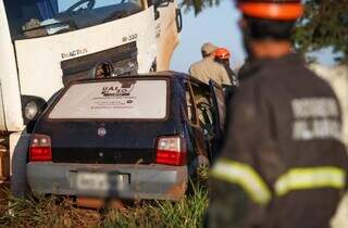 Uno destruído após colisão na manhã desta segunda-feira. (Foto: Henrique Kawaminami)