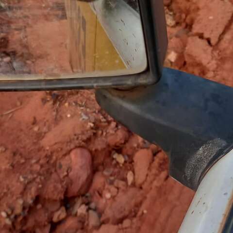 Em estrada de terra esburacada, ir e vir &eacute; &quot;castigo&quot; para moradores 