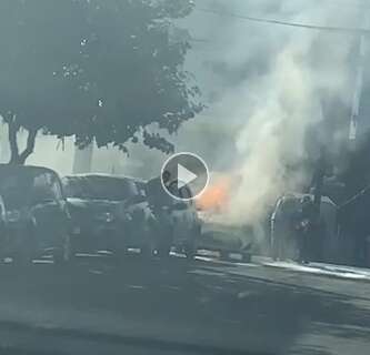 Fogo destrói Ford Fiesta, atinge outro carro e complica trânsito na Afonso Pena