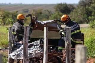 Fiat Uno onde estavam as vítimas ficou com a frente destruída. (Foto: Henrique Kawaminami)