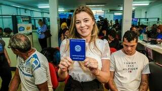 Mulher posa para foto com a carteira de trabalho durante atendimento na Fundação Social do Trabalho (Foto: divulgação / prefeitura)