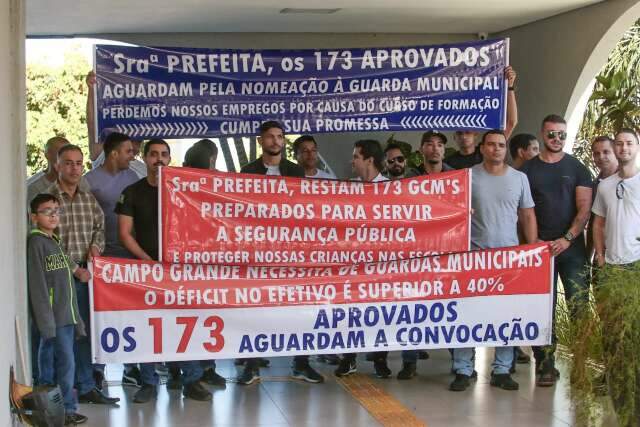 Desempregados h&aacute; quase 1 ano, guardas civis se manifestam por convoca&ccedil;&atilde;o