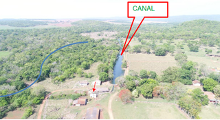 Imagem destaca o Rio Formoso (linha azul) e canal que abastece a turbina (seta vermelha) na Fazenda América. (Foto: Reprodução)