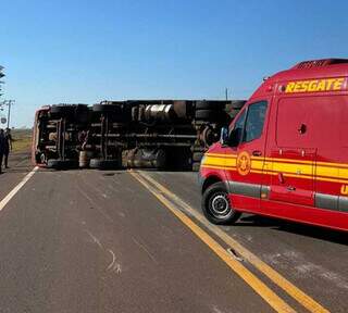 Caminhão tombado na rodovia MS-338. (Foto: Cenário MS)