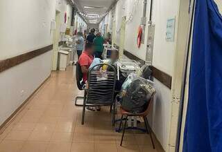 Pais com recém-nascido em maca no corredor no HU. (Foto: Direto das Ruas)