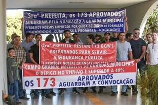 Mais de 40 pessoas protestaram na Câmara Municipal de Campo Grande (Foto: Marcos Maluf)