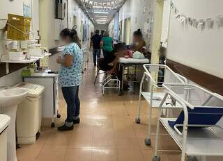 Pacientes em corredor lotado no HU. (Foto: Direto das Ruas)