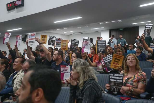 Professores de MS lotam Assembleia para defender liberdade de ensinar