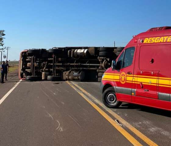 Motorista desvia de animal e caminh&atilde;o frigor&iacute;fico tomba em rodovia