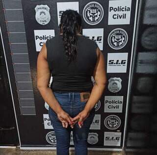 Mulher foi presa por policiais da Delegacia de Fátima do Sul. (Foto: Divulgação)