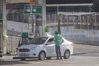 Motorista abastecendo em posto de combústiveis na Avenida Fernando Corrêa da Costa. (Foto: Arquivo)