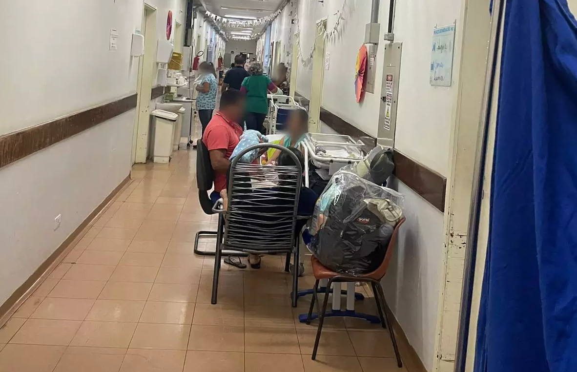Internados no HU, recém-nascidos e mães ficam em macas no corredor