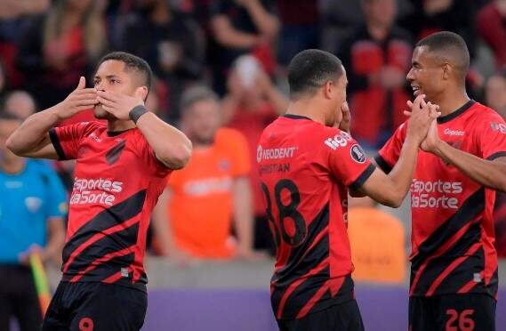 Athletico vence time peruano e garante a liderança da Libertadores