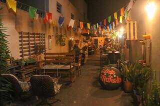 Varanda da casa ganhou decoração com paletes, plantas e outros elementos. (Foto: Paulo Francis)