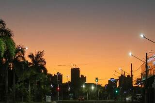 Céu aberto desta manhã na região central de Campo Grande (Foto: Henrique Kawaminami)