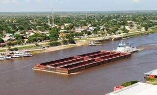 Embarcação de grande porte no Rio Paraguai em Porto Murtinho (Foto: Porto Murtinho Notícias/Arquivo).
