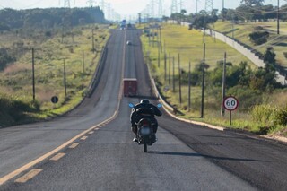 Motocicleta circula em alta velocidade pela BR-262, na saída de Campo Grande. (Foto: Marcos Maluf)