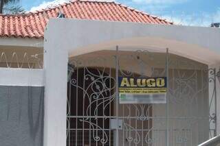 Casa para alugar em Campo Grande; houve crescimento de 90,6% dos domicílios não ocupados no Estado. (Foto: Marcos Maluf)