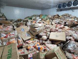 Carne apreendida pela Polícia Civil armazenada de forma irregular (Foto: Divulgação)