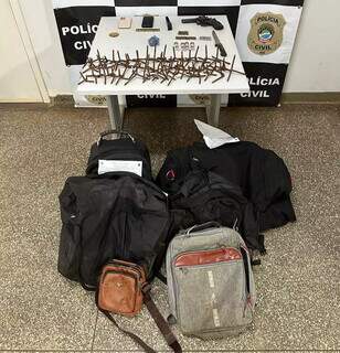 Mochilas e objetos deixados pelos suspeitos foram apreendidos pela polícia. (Foto: Divulgação | PCMS)