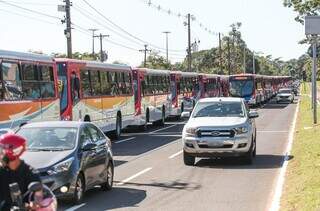 Novo ônibus formaram carreata na Avenida Afonso Pena (Foto: Marcos Maluf)