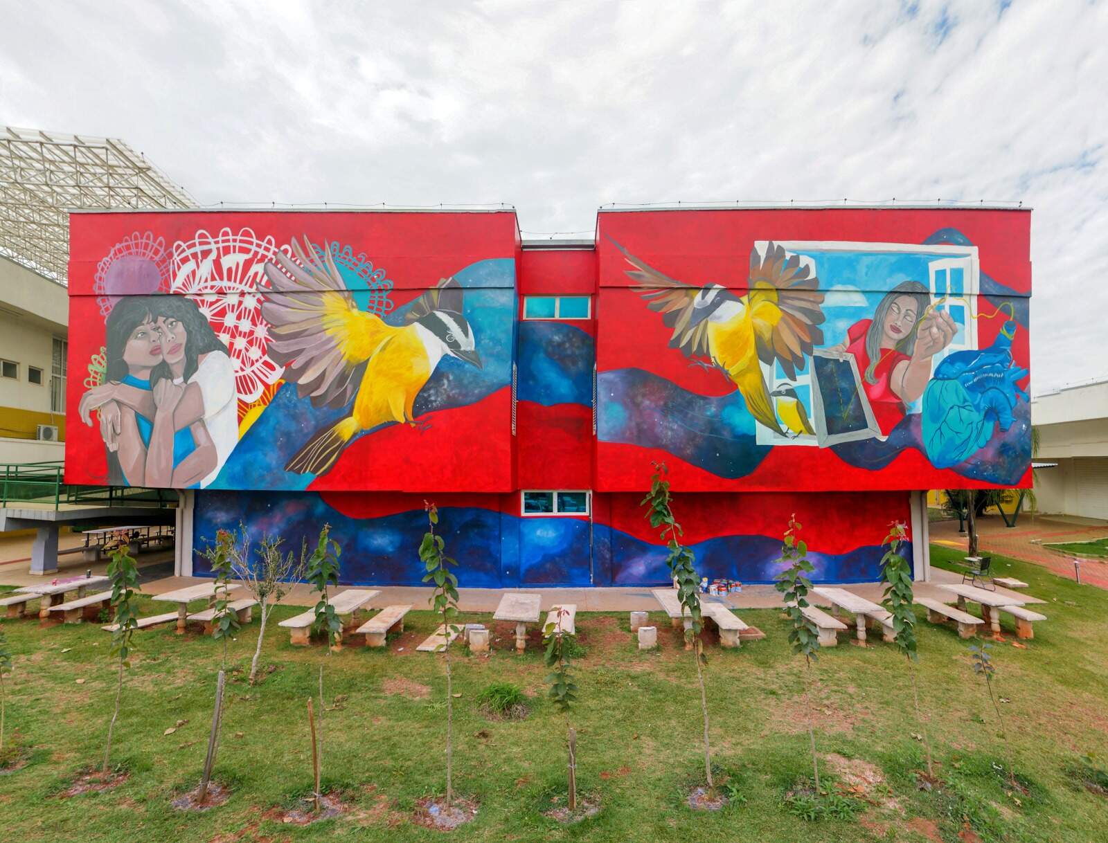 Após 28 dias, artista finaliza mural de 166 metros com realidade aumentada