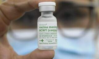 Frasco de vacina menigocócia ACWY. (Foto: Agência Brasil)