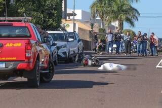 Corpo da vítima e a moto que ela conduzia pela Cacilda Arantes. (Foto: Marcos Maluf)