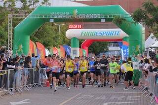 Corredores em largada da Maratona de Campo Grande (Foto: Valter Patrial)