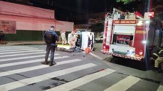 Carro capota ap&oacute;s colis&atilde;o em cruzamento da Rua 13 de Maio