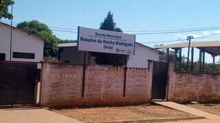 Fachada da Escola Municipal Rosalvo da Rocha Rodrigues, na zona rural de Nova Alvorada do Sul. (Foto: Direto das Ruas)