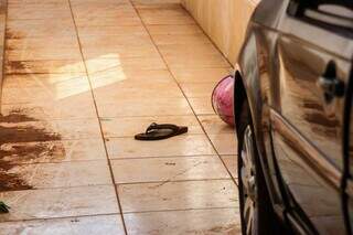 Chinelo e um capacete rosa na frente de Fiat Palio na garragem da casa. (Foto: Henrique Kawaminami)