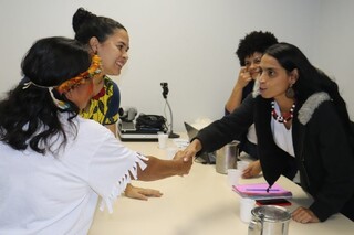 Pagu cumprimenta uma das representantes indígenas em reunião no MPF, em Dourados (Foto: Divulgação)