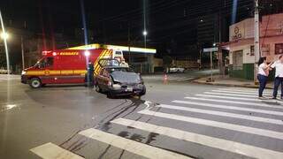 Carro capota ap&oacute;s colis&atilde;o em cruzamento da Rua 13 de Maio