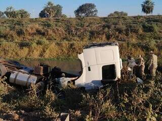 Carreta carregada com soja tomba em estrada vicinal e deixa motorista ferido