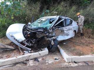 Nissan destruído às margens da rodovia após acidente com carreta. (Foto: Fatos MS)