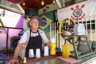 Hermes da Silva, de 76 anos, administra garaparia no Bairro Guanandi. (Foto: Alex Machado)