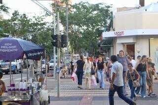 Comércio na Rua 14 de Julho, em Campo Grande (Foto: Marcos Maluf)