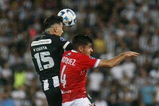 Victor Cuesta após cabecear a bola durante lance contra Magallanes. (Foto: Vítor Silva/Botafogo)