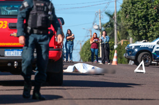 Motociclista de 22 anos morreu no local, na Rua Cacildo Arantes. (Foto: Marcos Maluf)