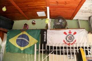 Bandeira do Brasil e do clube tem lugar cativo na parede. (Foto: Alex Machado)