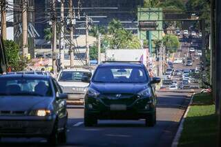 Movimentação no trânsito na região central de Campo Grande. (Foto: Henrique Kawaminami)