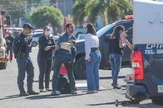 Mãe de Miryan é amparada por policiais no local do acidente. (Foto: Marcos Maluf)