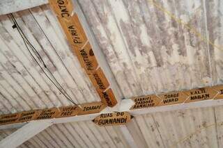 No teto foram penduradas placas de madeira com nome das ruas. (Foto: Alex Machado)